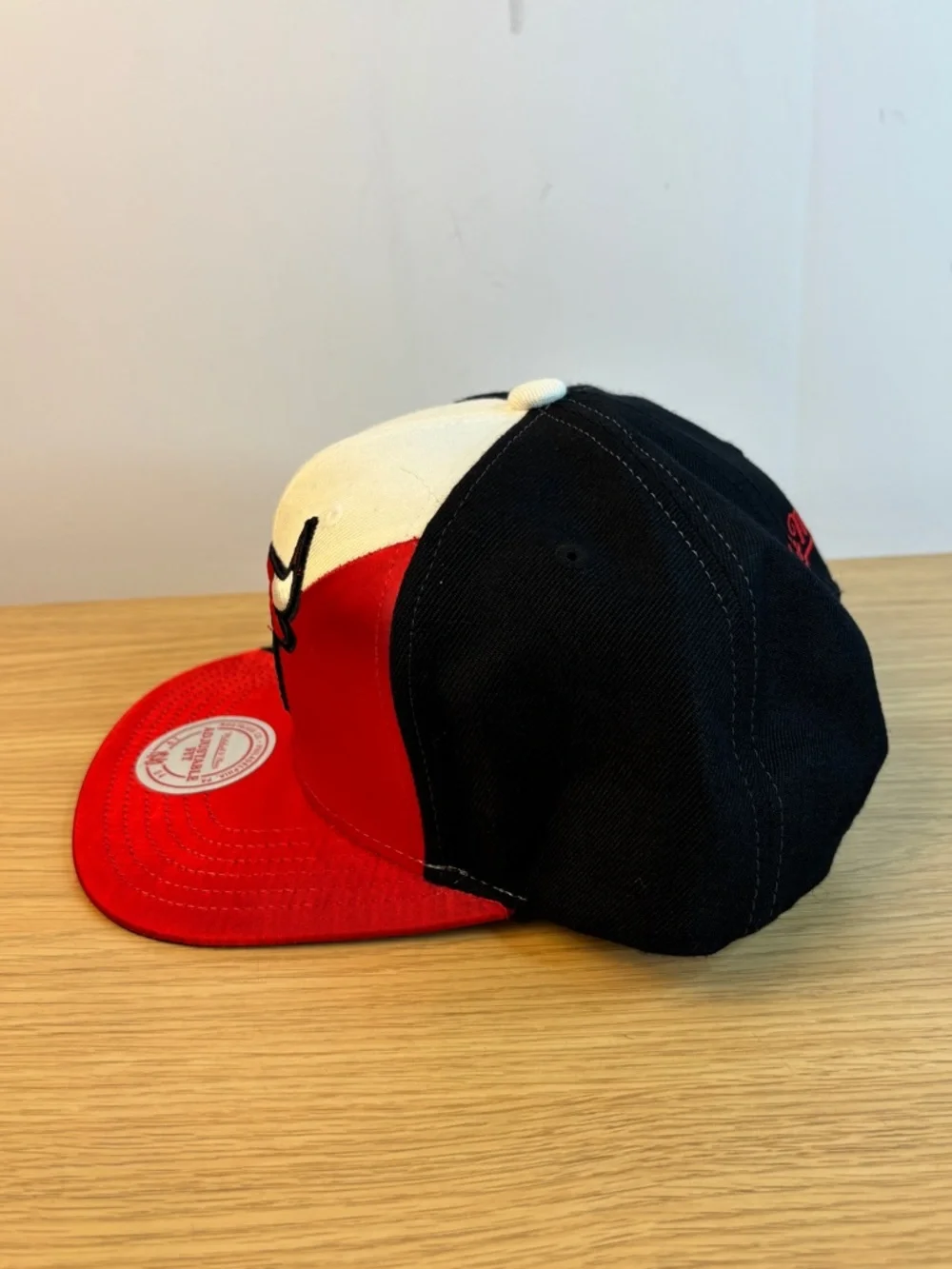 Mitchell & Ness Chicago Bulls Red Black White Tricolor Logo‎ Snapback Hat NWOT